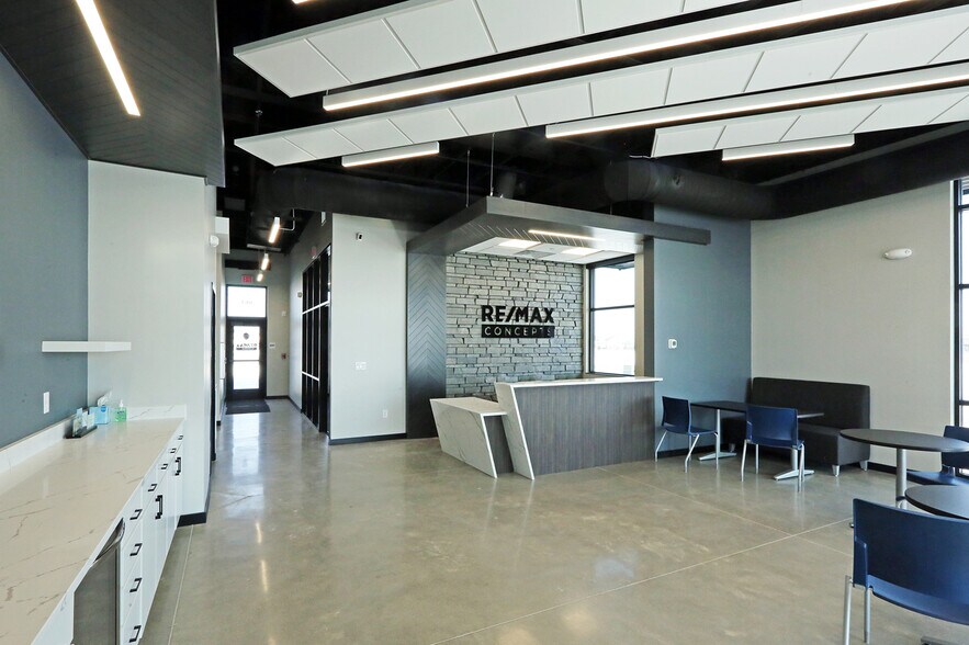 653 NE Venture Dr, Waukee, IA à louer - Photo de l’immeuble – Image 3 sur 13