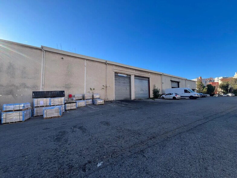 Local d’activités dans Marseille à louer - Photo de l’immeuble – Image 2 sur 2
