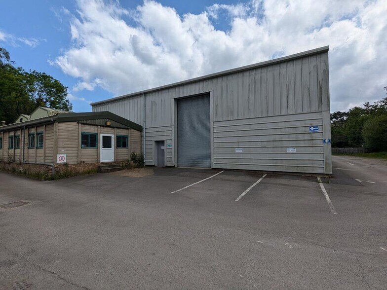 22 Gosden Cmn, Guildford à louer - Photo de l’immeuble – Image 2 sur 15