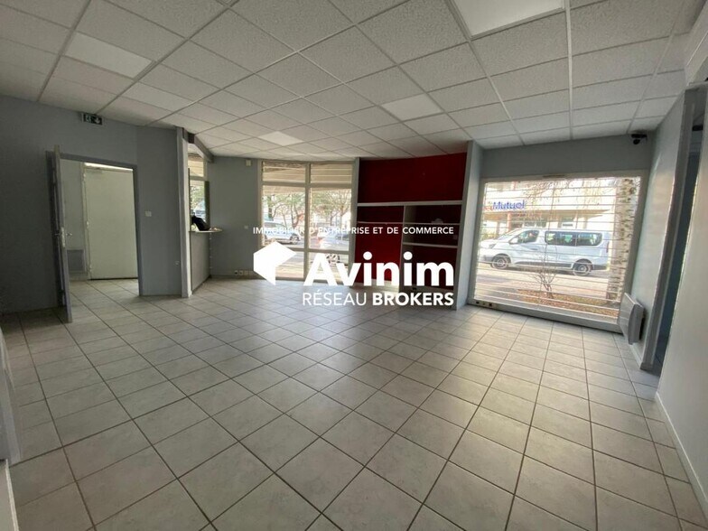 Local commercial dans Fontaine à vendre - Photo intérieure – Image 2 sur 9