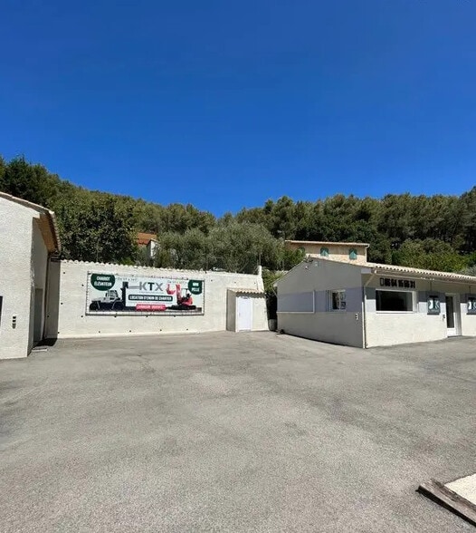 Local d'activités dans Saint-Zacharie à vendre - Photo de l’immeuble – Image 3 sur 17