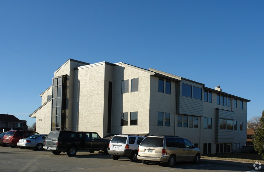 2231 SW Wanamaker Rd, Topeka, KS à louer - Photo de l’immeuble – Image 3 sur 6