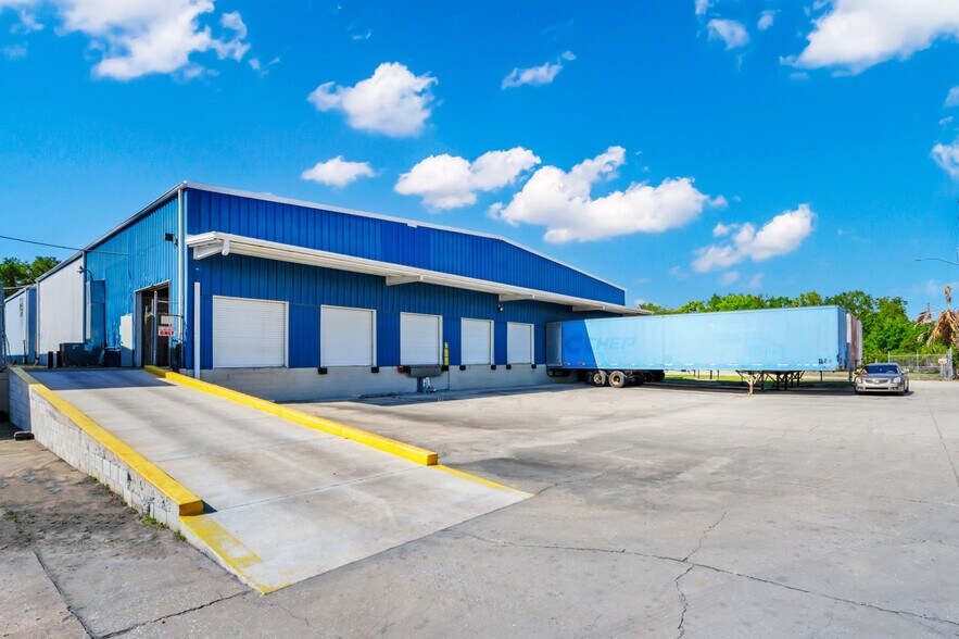 2501 Industrial St portefeuille de 3 biens à vendre sur LoopNet.fr - Photo de l’immeuble – Image 1 sur 9