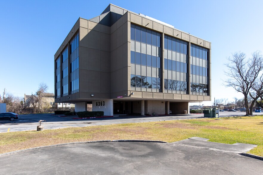 6363 Richmond Ave, Houston, TX à louer - Photo de l’immeuble – Image 2 sur 12