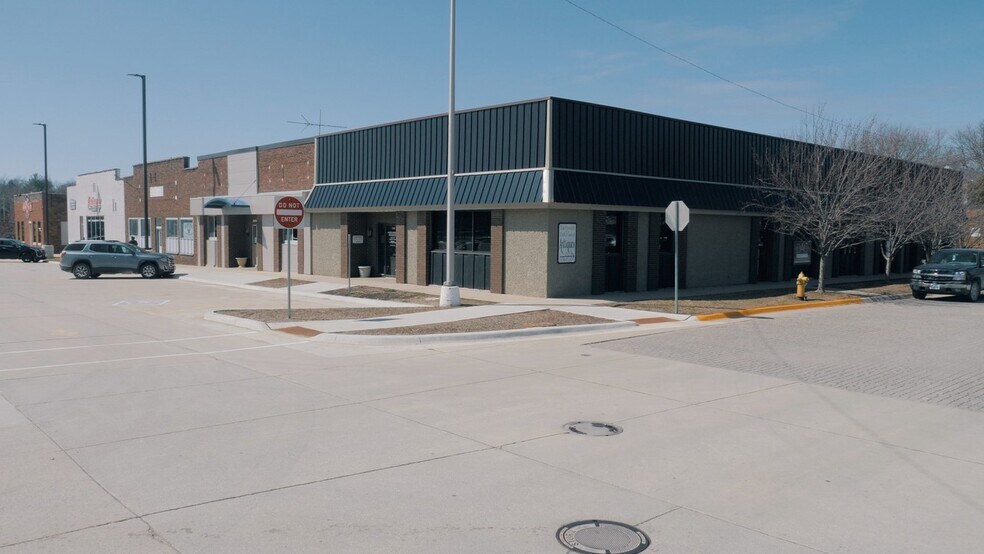 506 Clark St, Charles City, IA à vendre - Photo principale – Image 1 sur 29