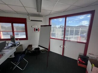 Plus de détails pour Local d'activités à louer