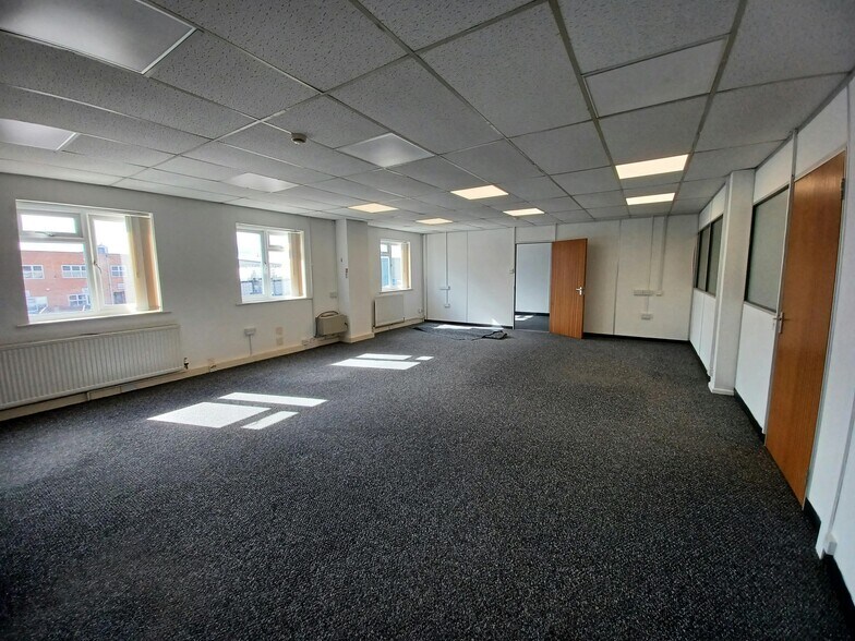 6 Whittle Rd, Wimborne à louer - Photo de l’immeuble – Image 3 sur 11