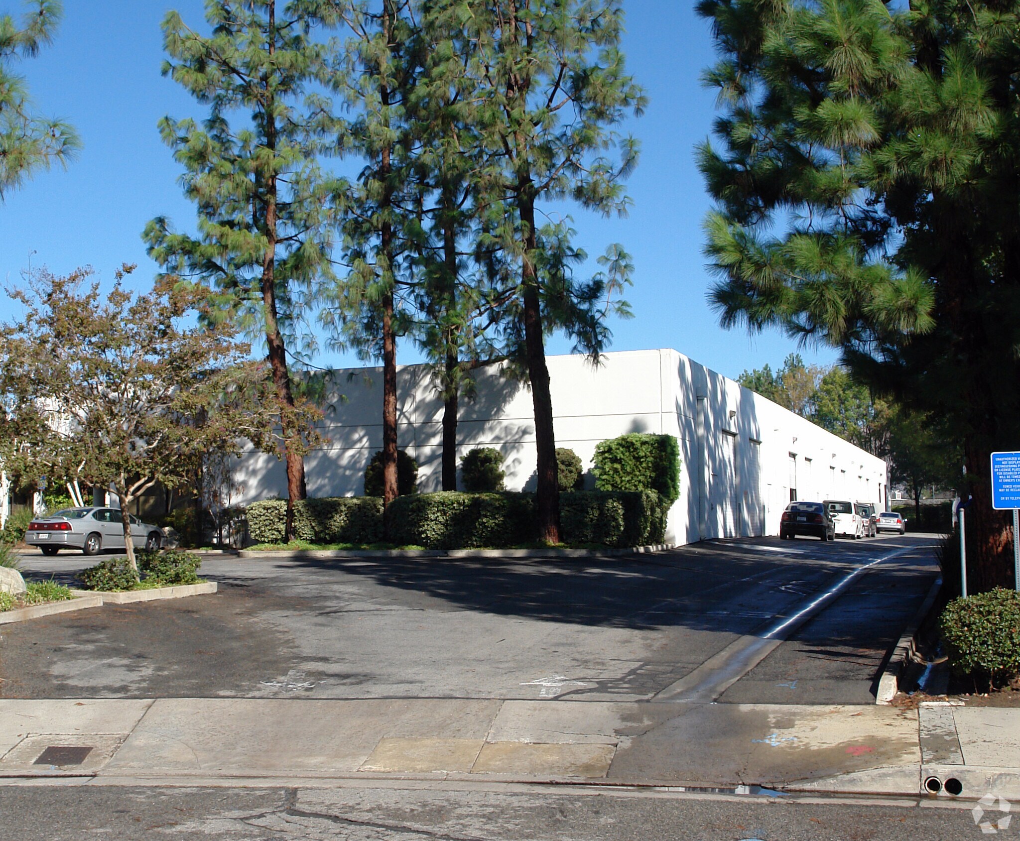 9424 Eton Ave, Chatsworth, CA à louer Photo principale– Image 1 sur 8