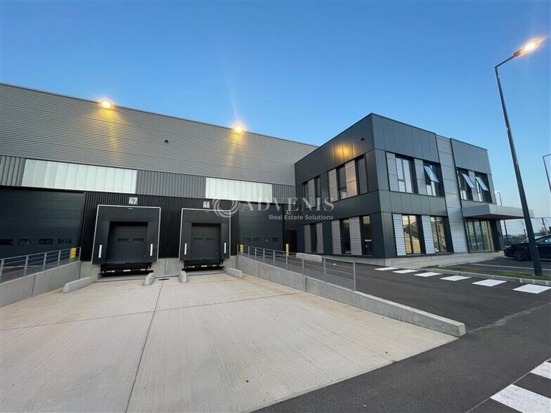 Rue Du Commandant Rolland, Le Bourget à louer - Photo de l’immeuble – Image 1 sur 9