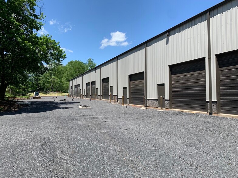 44 Industrial Drive, New Britain, PA à louer - Photo de l’immeuble – Image 2 sur 11