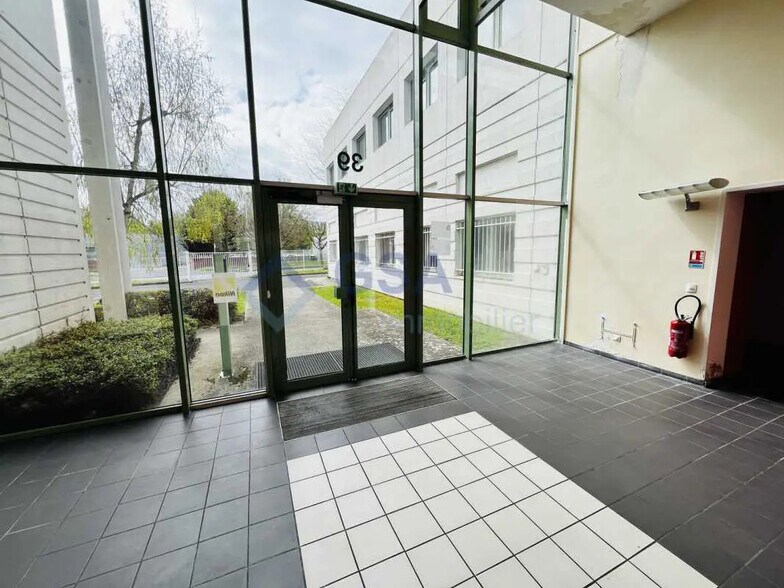 Bureau dans Lisses à louer - Hall d’entrée – Image 3 sur 4