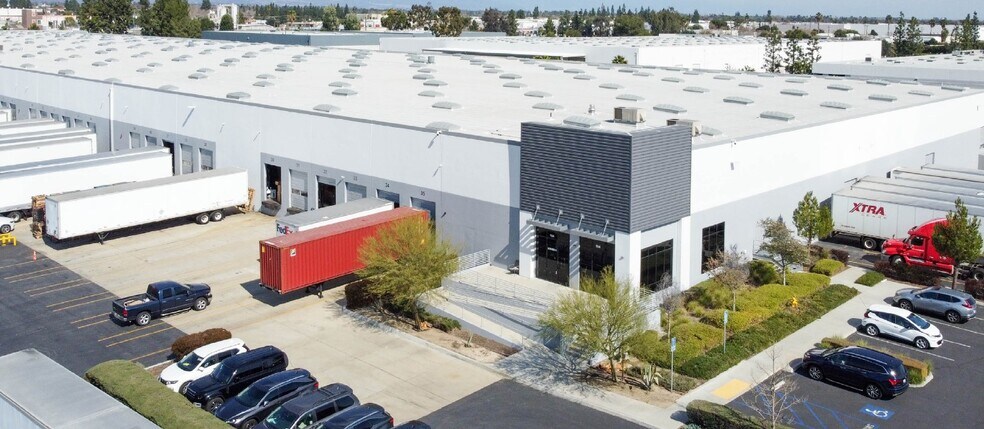 5125 Schaefer Ave, Chino, CA à louer - Photo principale – Image 1 sur 8