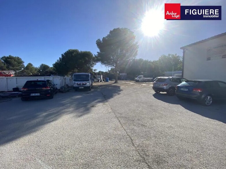 Impasse Des Chênes Verts, Grans à louer - Photo de l’immeuble – Image 3 sur 13