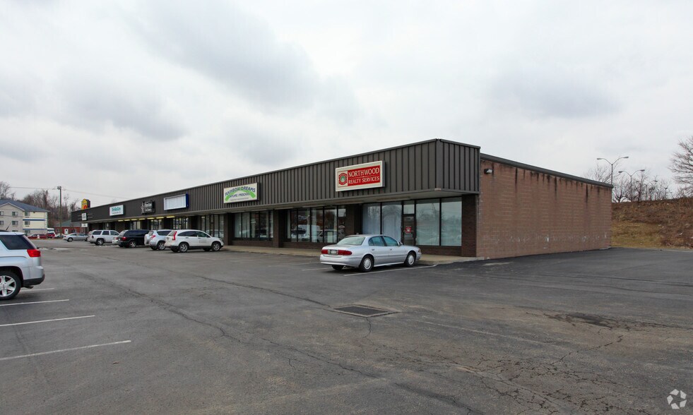 678-690 W Main St, Uniontown, PA à louer - Photo de l’immeuble – Image 2 sur 2