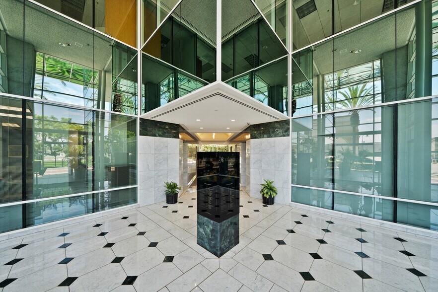 949 S Coast Dr, Costa Mesa, CA à louer - Photo de l’immeuble – Image 3 sur 16