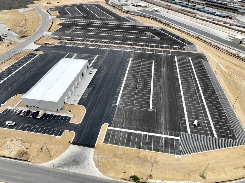 12101 Jim Young Way, Laredo, TX à louer - Photo de l’immeuble – Image 2 sur 11