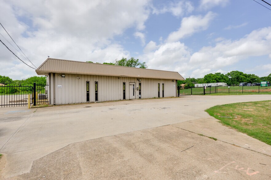 801 N Walton Walker Hwy, Irving, TX à louer - Photo de l’immeuble – Image 2 sur 33