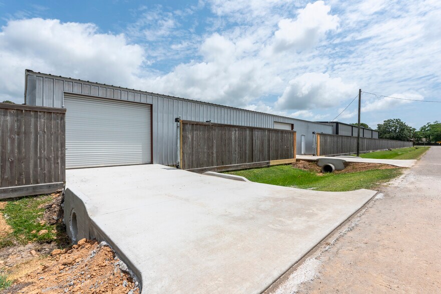 1618 Callaway Dr, Alvin, TX à louer - Photo de l’immeuble – Image 3 sur 7