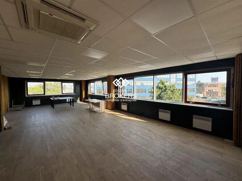 Bureau dans Gennevilliers à louer - Photo de l’immeuble – Image 3 sur 3