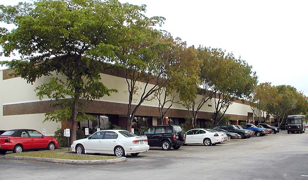 3101-3129 N 29th Ave, Hollywood, FL à louer - Photo de l’immeuble – Image 3 sur 6