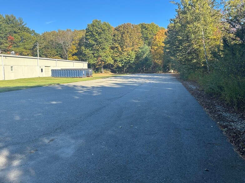 24 Doring Dr, Killingly, CT à louer - Photo de l’immeuble – Image 3 sur 4