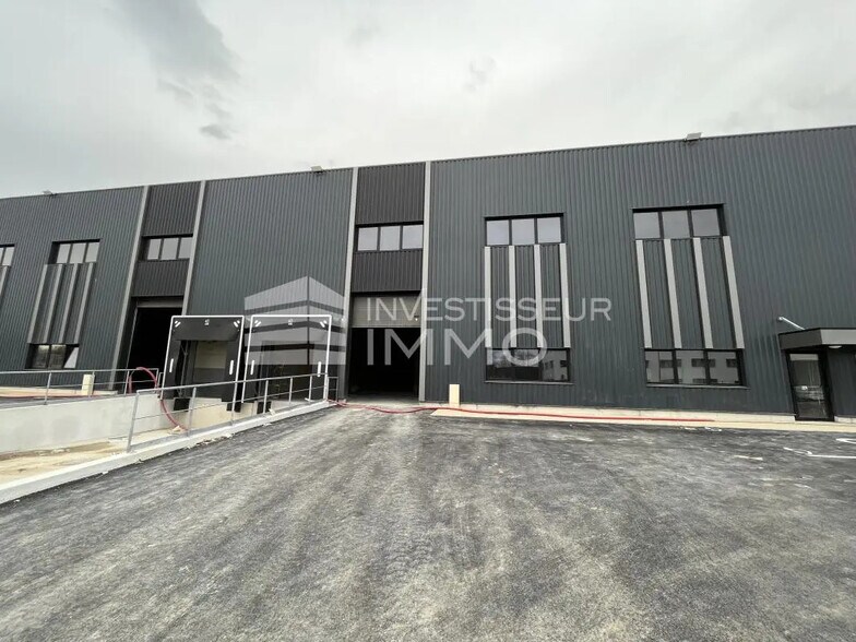 Local d’activités dans Cergy à louer - Photo de l’immeuble – Image 1 sur 5