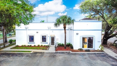 9009 Pines Blvd, Pembroke Pines, FL à louer Photo de l’immeuble– Image 1 sur 29