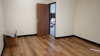 7625 Hayvenhurst Ave, Van Nuys, CA à louer Photo intérieure– Image 2 sur 3