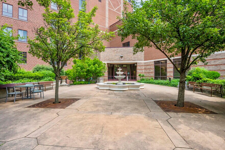 151 W Galbraith Rd, Cincinnati, OH à vendre - Photo de l’immeuble – Image 2 sur 62