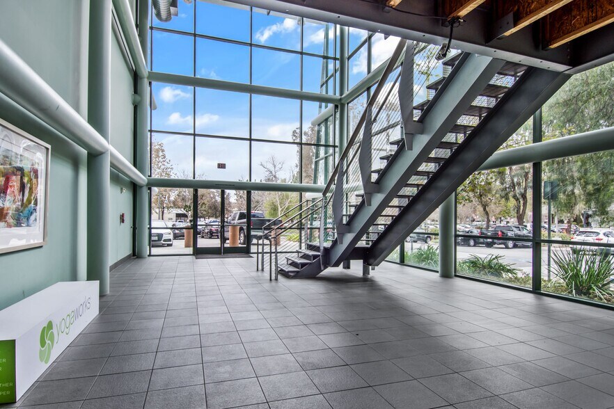 2475 Townsgate Rd, Westlake Village, CA à louer - Photo intérieure – Image 3 sur 11