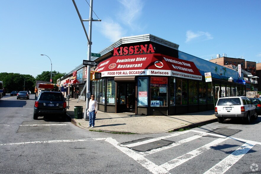 7104 Kissena Blvd, Kew Gardens Hills, NY à louer - Photo de l’immeuble – Image 2 sur 4