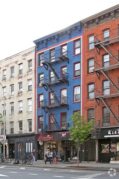 139 First Ave, New York, NY à louer - Photo principale – Image 2 sur 18