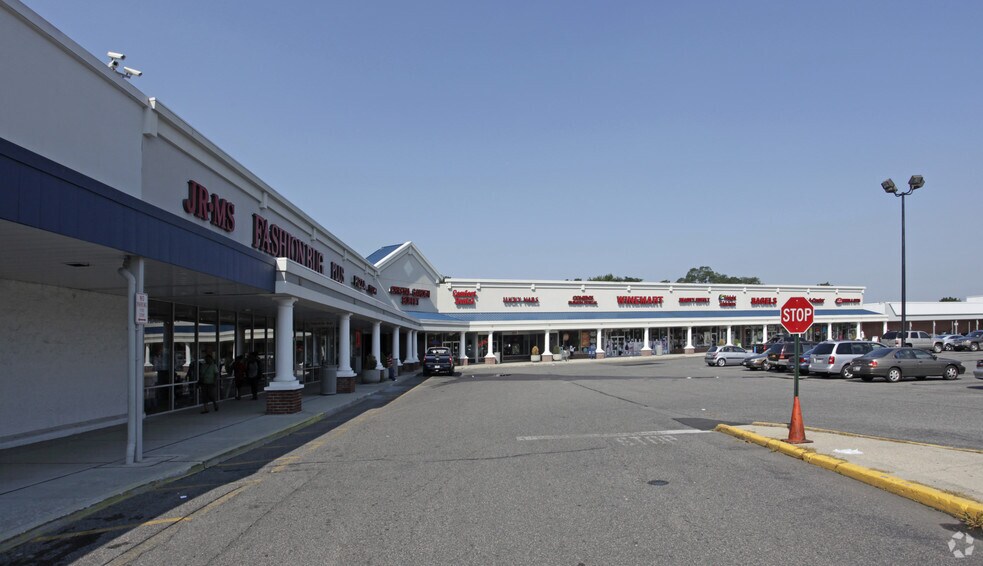 655-815 Old Country Rd, Riverhead, NY à louer - Photo de l’immeuble – Image 3 sur 5