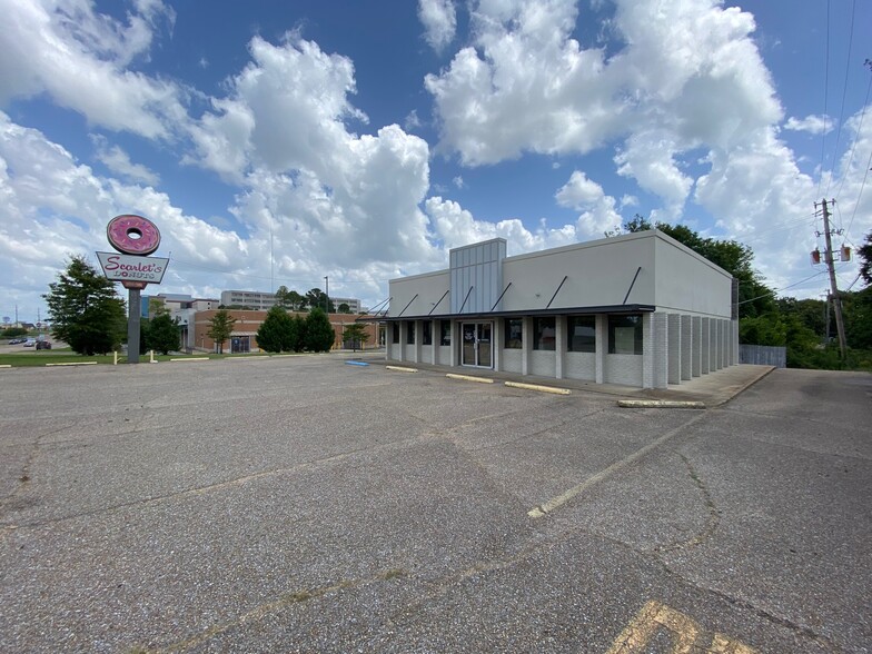 920 S Gloster St, Tupelo, MS à louer - Photo de l’immeuble – Image 3 sur 11