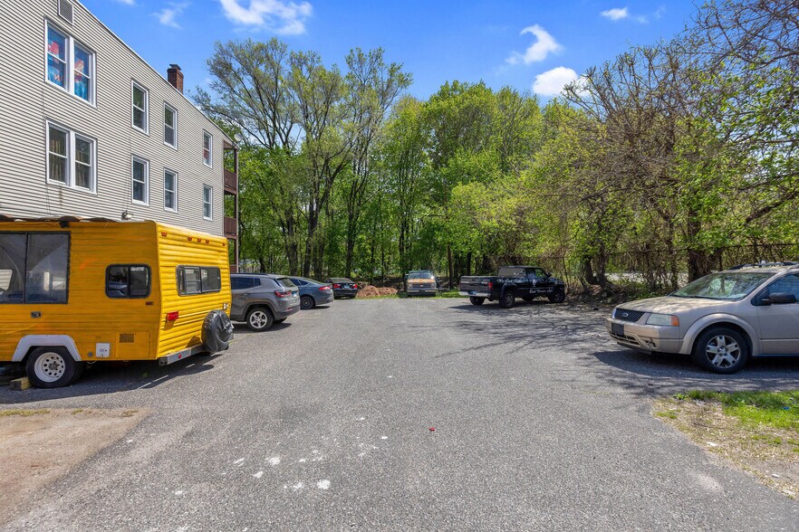 203 S Leonard St, Waterbury, CT à vendre - Photo de l’immeuble – Image 3 sur 14