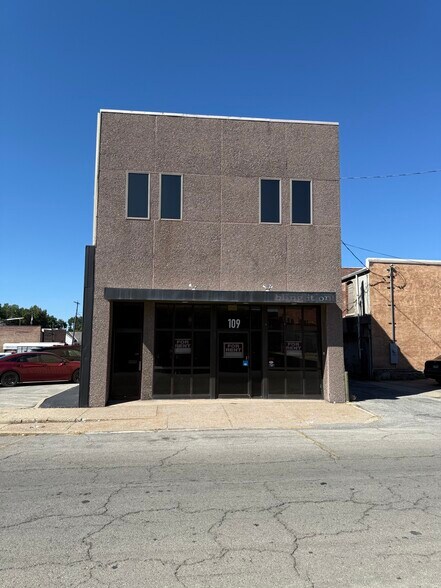 109 W Monroe St, Herrin, IL à vendre - Photo de l’immeuble – Image 1 sur 19