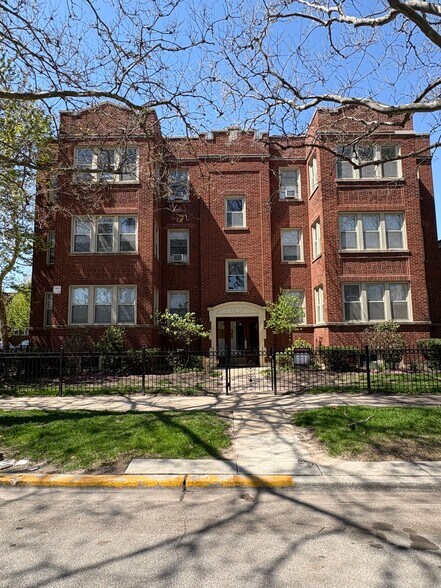 2432-2434 W Fargo Ave, Chicago, IL à vendre - Photo de l’immeuble – Image 1 sur 17