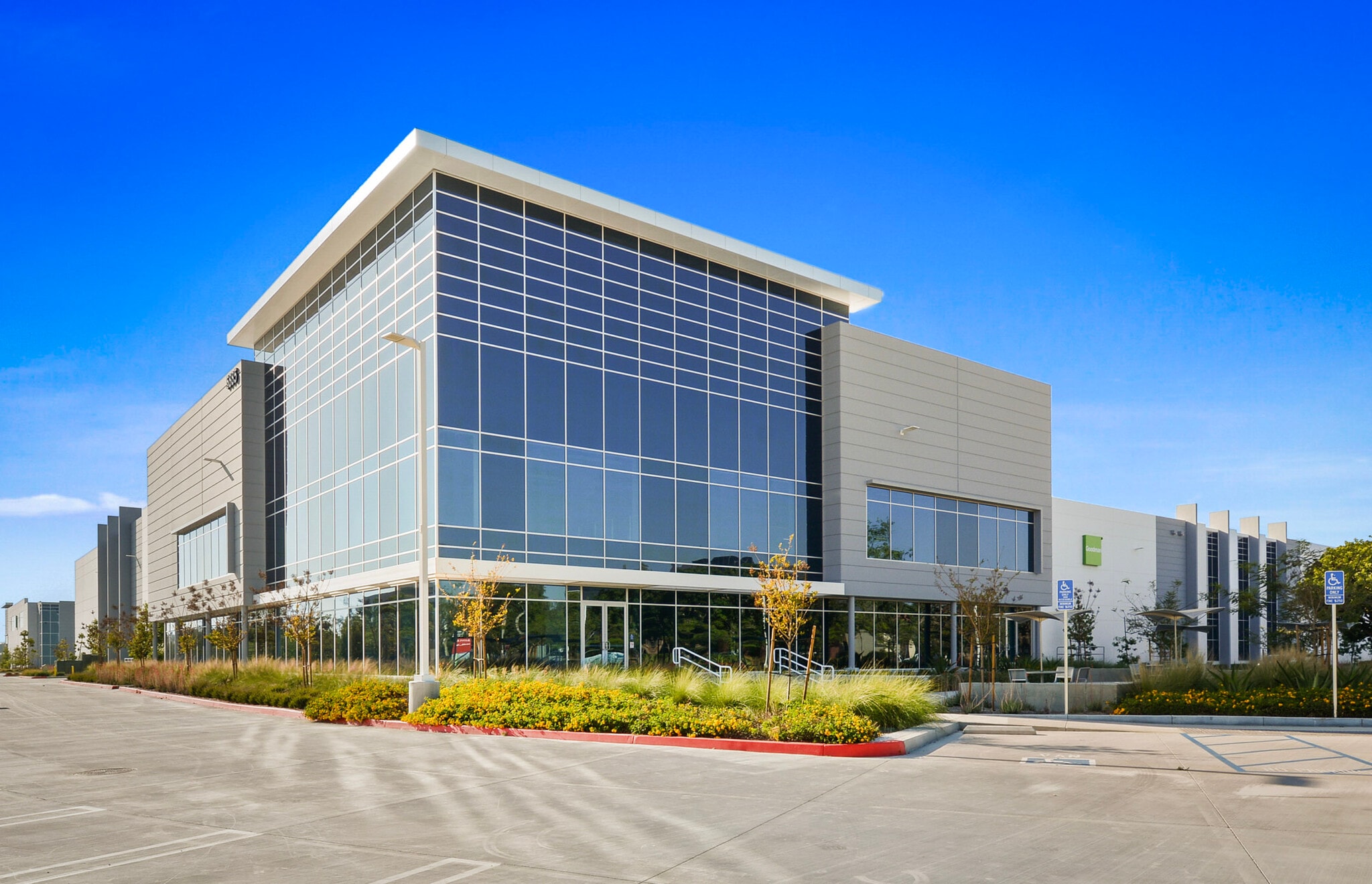 5757 Plaza Dr, Cypress, CA à louer Photo de l’immeuble– Image 1 sur 1