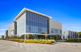 5757 Plaza Dr, Cypress, CA à louer Photo de l’immeuble– Image 1 sur 1