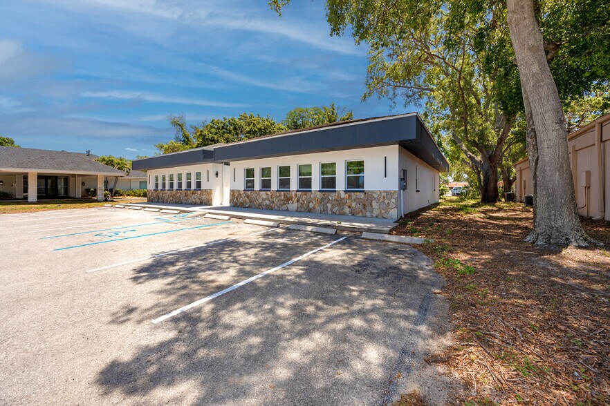 2123 NE Coachman Rd, Clearwater, FL à vendre - Photo de l’immeuble – Image 3 sur 12