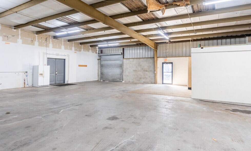 440 Roberts Rd, Oldsmar, FL à louer - Photo de l’immeuble – Image 3 sur 26