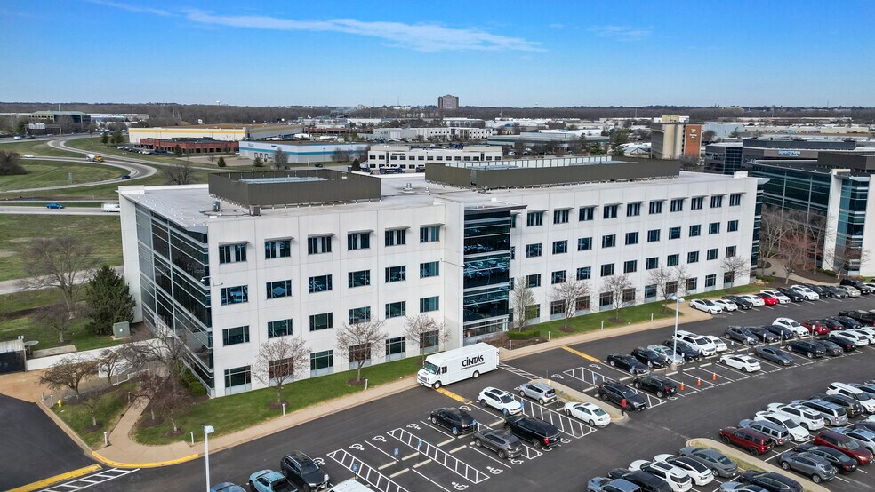111 Corporate Office Dr, Earth City, MO à louer - Photo de l’immeuble – Image 1 sur 11