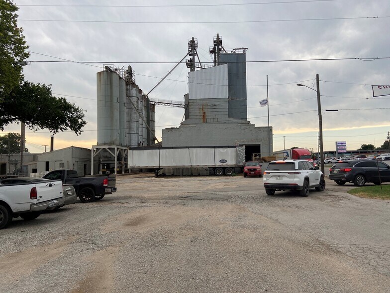 206 N. Brazos, Lockhart, TX à vendre - Photo de l’immeuble – Image 2 sur 7