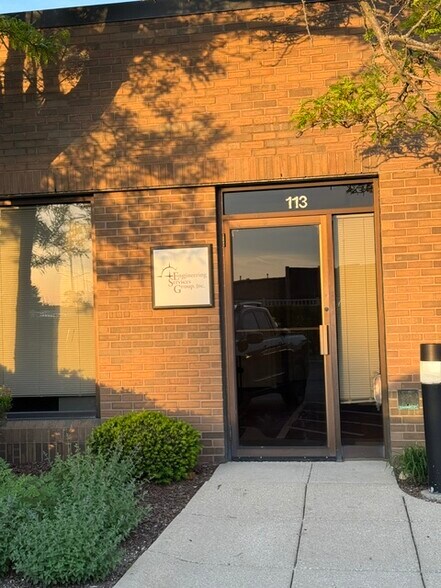 4260 Westbrook Dr, Aurora, IL à louer - Photo de l’immeuble – Image 2 sur 11