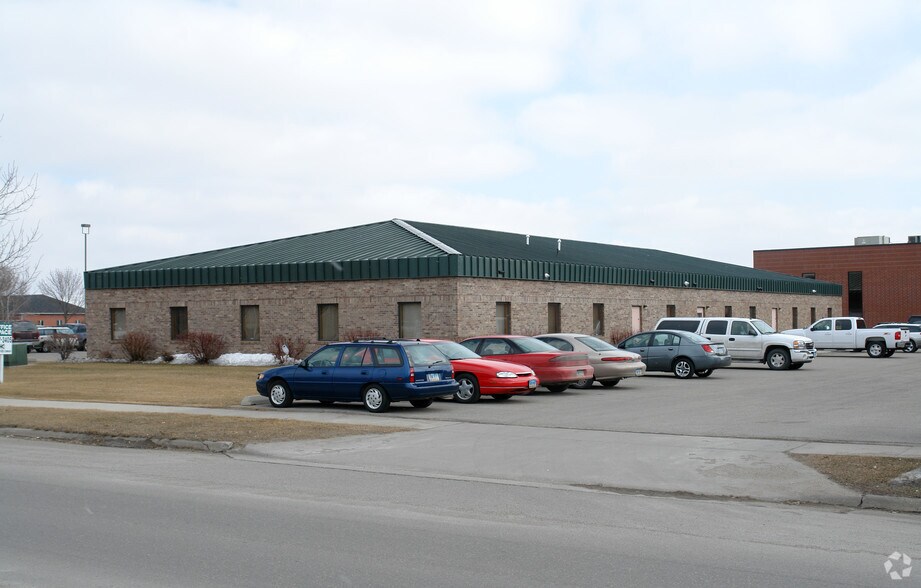 3310 Fiechtner Dr, Fargo, ND à louer - Photo de l’immeuble – Image 2 sur 3
