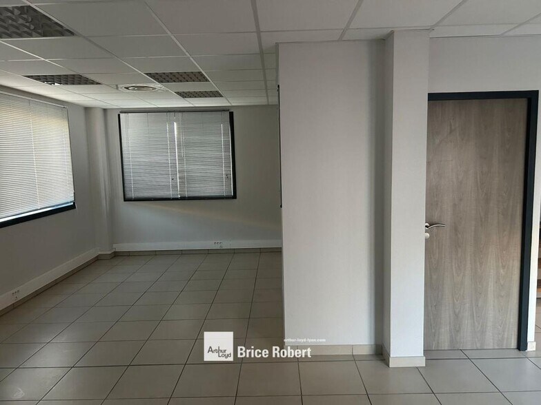 Local d’activités dans Meyzieu à louer - Photo intérieure – Image 2 sur 6