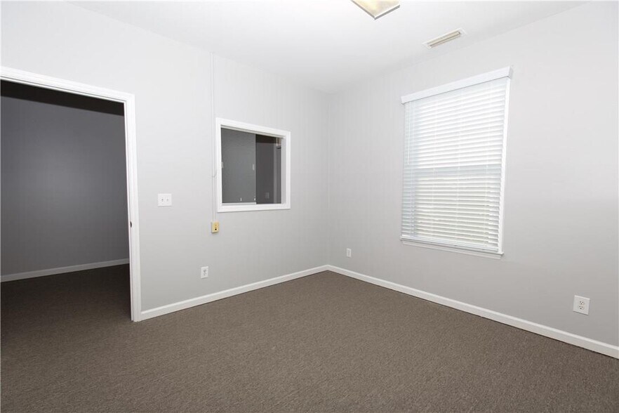 1365 Westgate Center Dr, Winston-Salem, NC à louer - Photo de l’immeuble – Image 3 sur 21