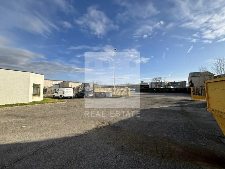 Local d'activités dans Pusignan à vendre - Photo de l’immeuble – Image 3 sur 12