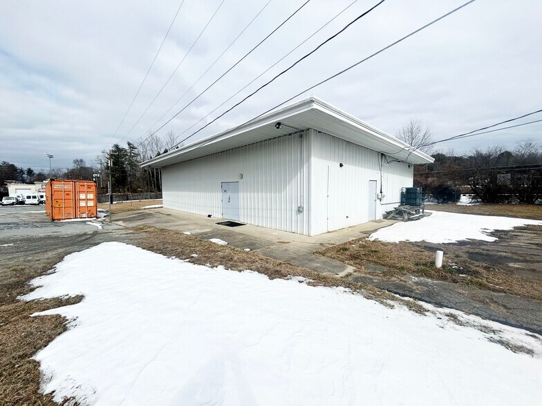802 S Grove St, Hendersonville, NC à louer - Photo de l’immeuble – Image 3 sur 8