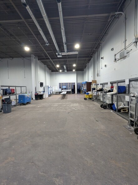 3021 W Harrison St, Chicago, IL à louer - Photo de l’immeuble – Image 3 sur 9